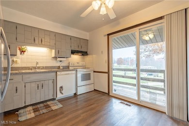 4529-4533 Camelot Cir, Uniontown, OH 44685 - photo 4