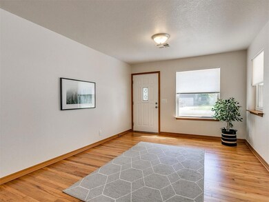 Foyer featuring hardwood Floors