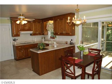 Kitchen - Kitchen with great breakfast nook