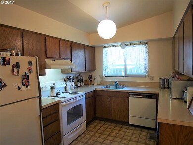 635 Sherman Dr, the Dalles, OR 97058 - photo 2