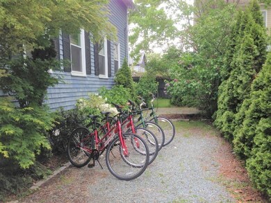 Driveway can accommodate 1+ cars.