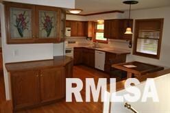 2826 Hillcrest Ave, Bettendorf, IA 52722 - photo 2