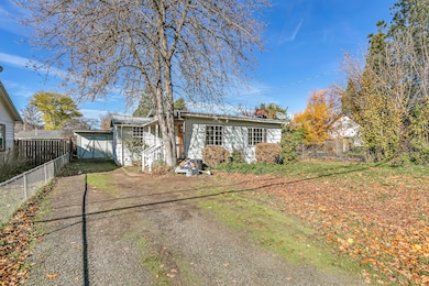 620 S Royal Ave, Eagle Point, OR 97524 - photo 2