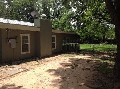 503 W Burbank St, Fredericksburg, TX 78624 - photo 3