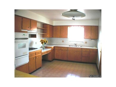 Eat-in kitchen (15'x 9') - perfect for bistro set!
