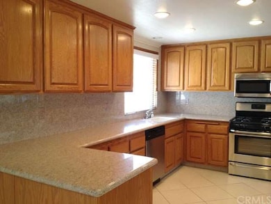 Granite counters, recessed lighting.