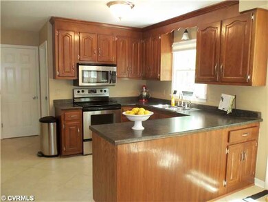 Kitchen - Updated kitchen, new countertops, new st