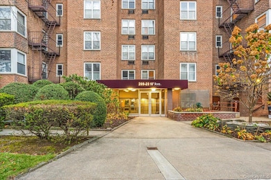 Bay Ter Co-Op unit 6D, Bayside, NY 11360 - photo 2