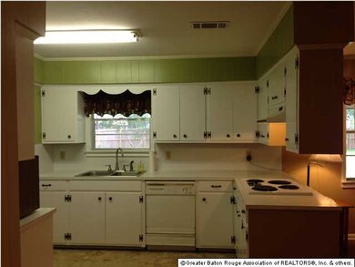 Cute Kitchen Offers Loads of Cabinets!