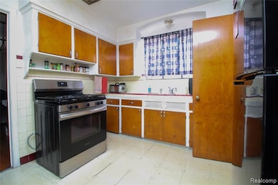 15611 Spring Garden St, Detroit, MI 48205 - photo 5