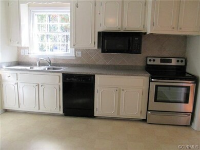 Bright & Airy Kitchen w/countertop stove,refrigera