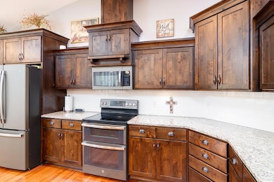 Spacious kitchen with lots of cabinets