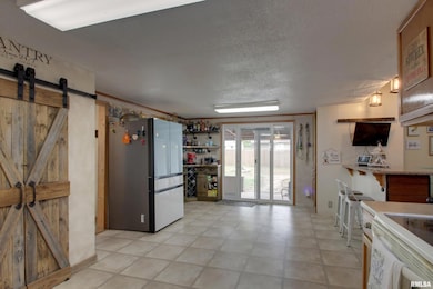 903 W Jefferson St, Pittsfield, IL 62363 - photo 4