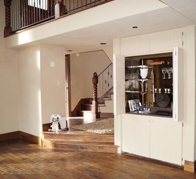 - Entry, Built-in Bar