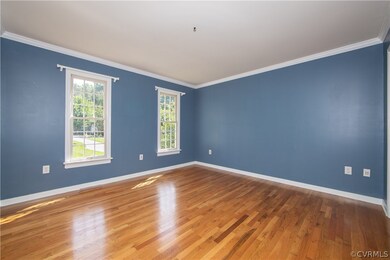 Attractive hardwood floor compliments the Living R