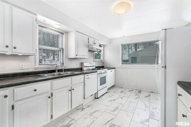 1412 E 9th St, Davenport, IA 52803 - photo 7