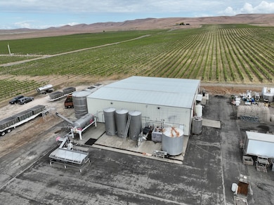 2020 Vintage Rd, Zillah, WA 98953 - photo 4