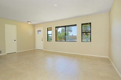 2055 W Edgemont Phoenix AZ-large-008-Liv