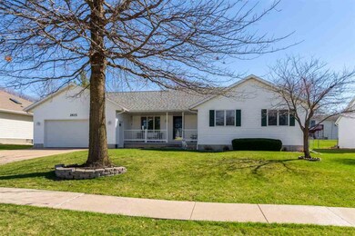 2615 31st St SW, Cedar Rapids, IA 52404 - photo 2