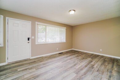 526 Virginia Cir W, Columbus, OH 43213 - photo 4