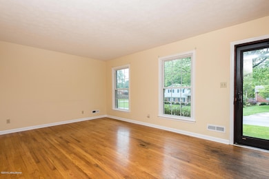 5402 Cranwood Ln, Louisville, KY 40291 - photo 4