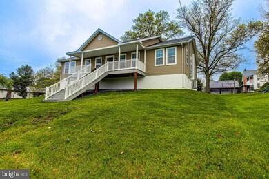 489 Macoby St, Pennsburg, PA 18073 - photo 2