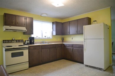 Large Eat-In Kitchen