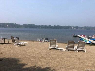 1924 Klingensmith Rd unit 72C, Bloomfield Hills, MI 48302 - photo 2