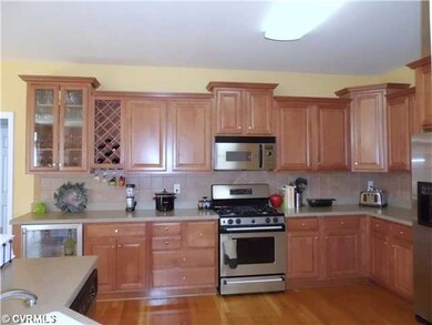 Kitchen - Beautiful cabinets; stainless appliances
