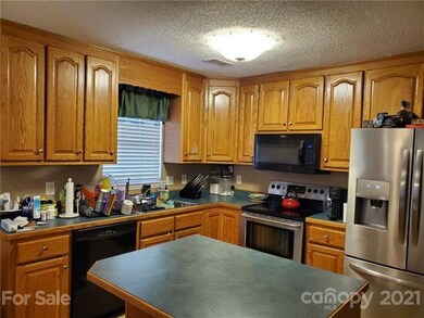 Kitchen w/work island