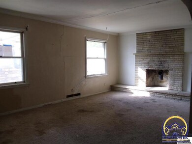 1812 SW Willow Ave, Topeka, KS 66606 - photo 2