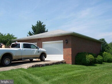 17528 Woodlawn Dr, Hagerstown, MD 21740 - photo 4