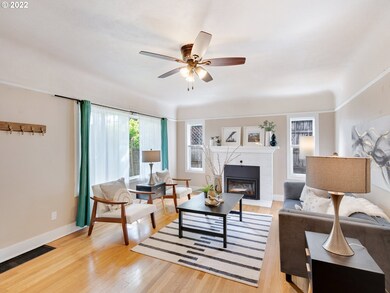Living Room/Entrance