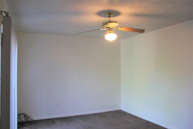1001 E Adoue St unit BB04, Alvin, TX 77511 - photo 5