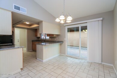 006-photo-dining-room-10320942