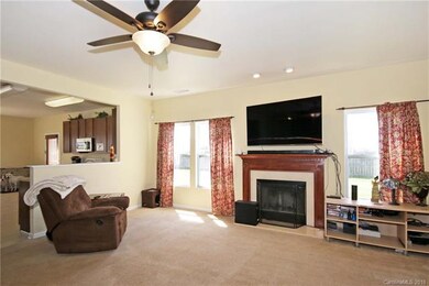 126 Kingsgate Ct, Statesville, NC 28625 - photo 3