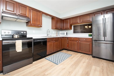 750 Hampton Cir unit 2, Aurora, OH 44202 - photo 3