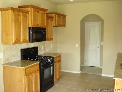 4703 S Narcissus Place, Broken Arrow, OK 74011 - photo 3