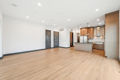 9-web-or-mls-Dickenson St 401-009