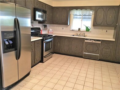 large kitchen with plenty of table space and stain