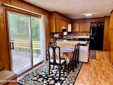 Dining/kitchen