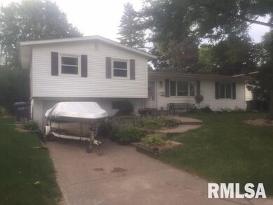 1233 Meadow Lane Dr, Bettendorf, IA 52722 - photo 2