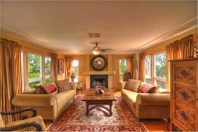 Sun lit Livingroom with 270-degree views of Downto