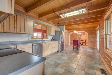 Large Eat-in-Kitchen