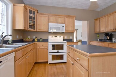 137 Orchard Woods Dr, Saunderstown, RI 02874 - photo 3