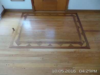 Woodwork in foyer area