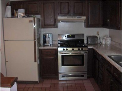 Kitchen. Equipped eat-in kitchen.