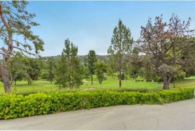 Golf just across the way and lots of spaces to wal