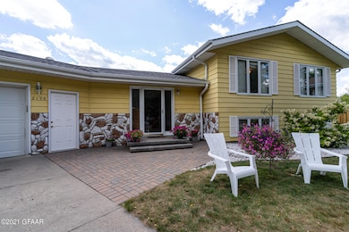 2106 Summerset Ct, Grand Forks, ND 58201 - photo 2