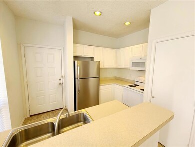 2002 N Fitzhugh Ave unit 4, Dallas, TX 75204 - photo 4